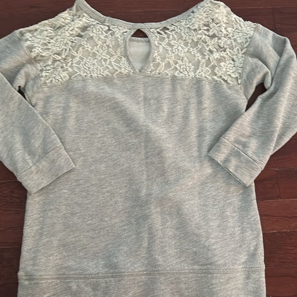 Youth Medium, small hole in shoulder lace - Picture 3 of 3